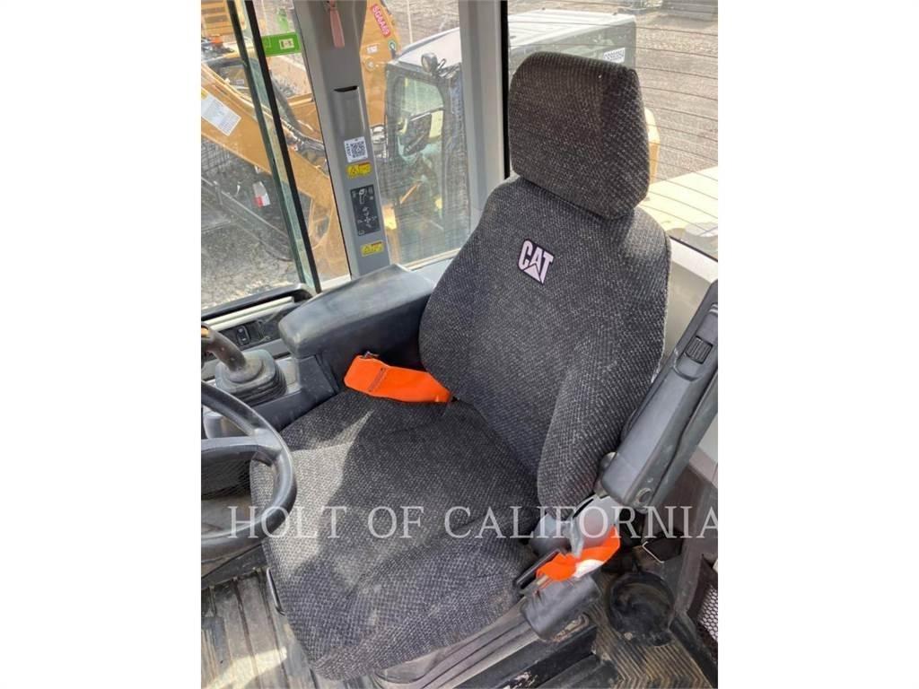CAT 938 لوادر بعجل