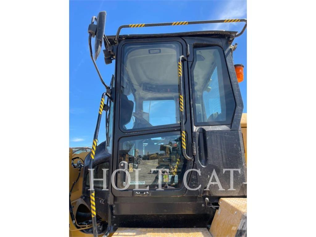CAT 938 QC لوادر بعجل