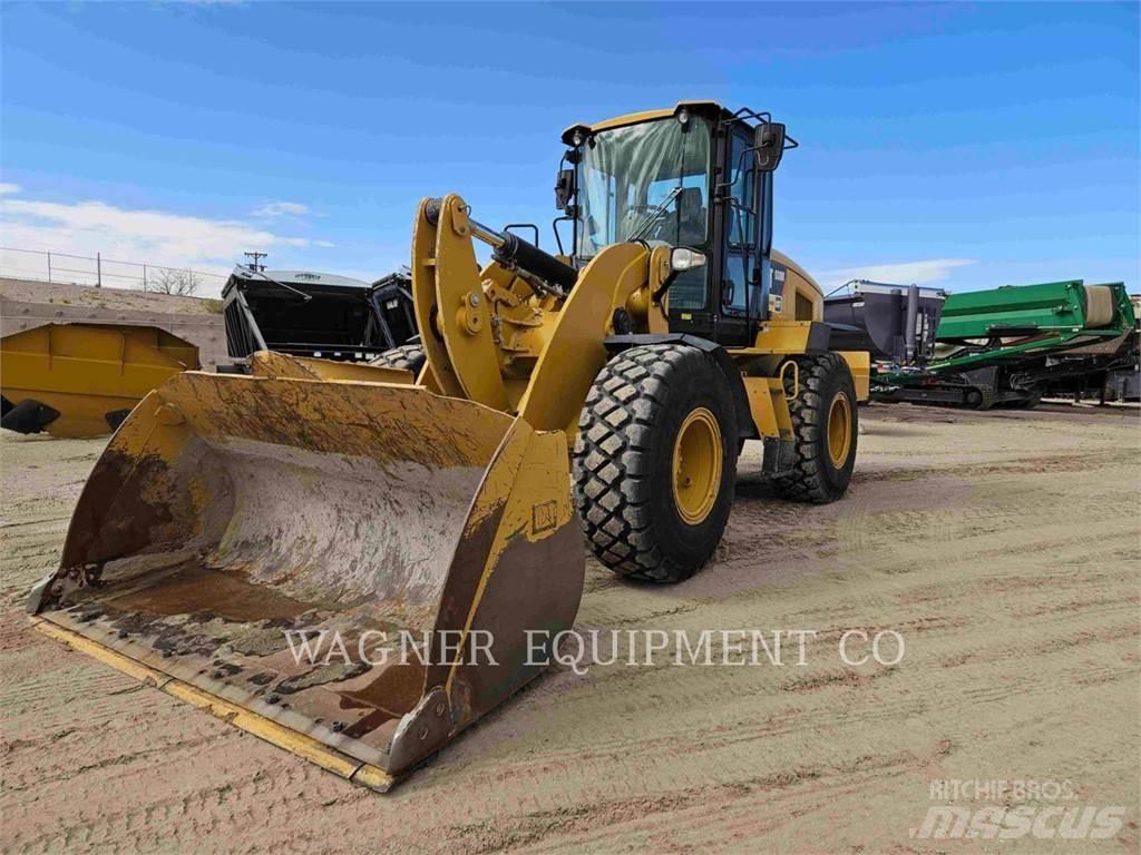 CAT 938M لوادر بعجل