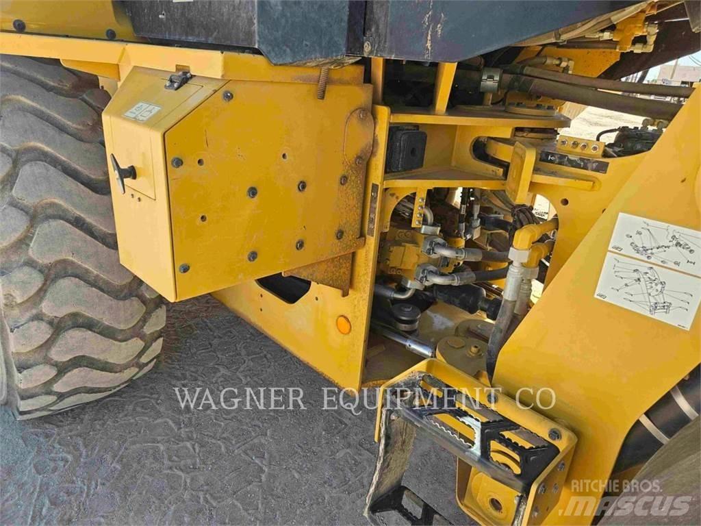 CAT 938M لوادر بعجل