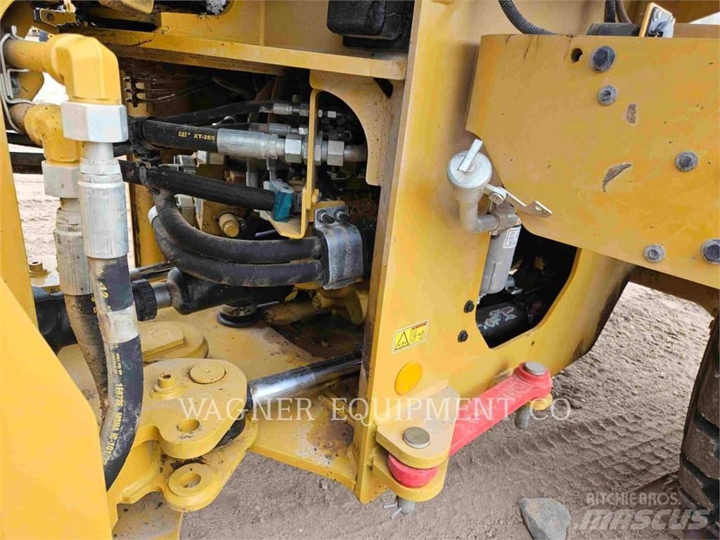 CAT 938M لوادر بعجل