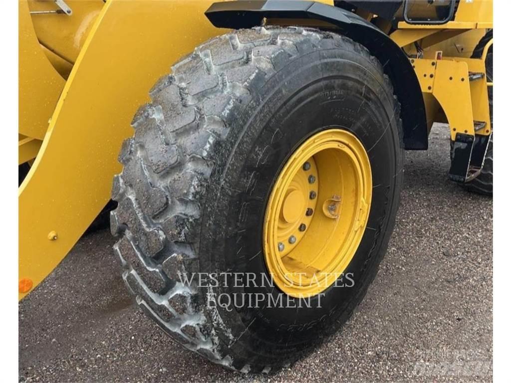 CAT 938M لوادر بعجل