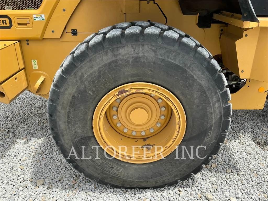CAT 938M لوادر بعجل