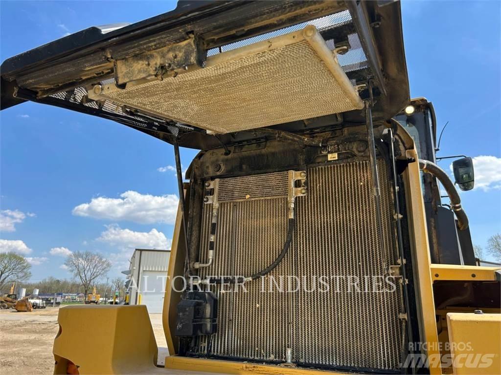 CAT 938M لوادر بعجل