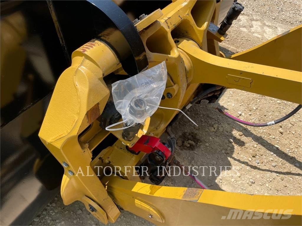 CAT 938M لوادر بعجل
