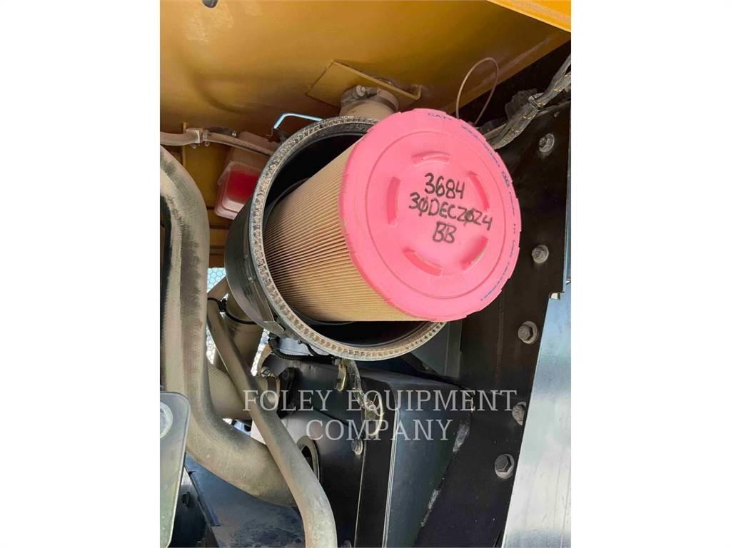 CAT 938M لوادر بعجل