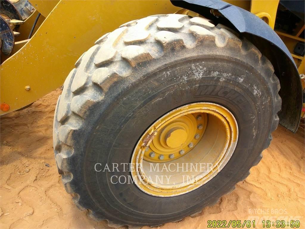 CAT 938M لوادر بعجل