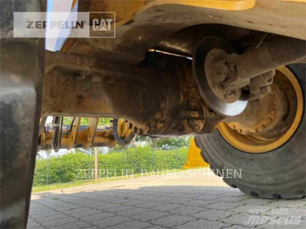 CAT 938M لوادر بعجل