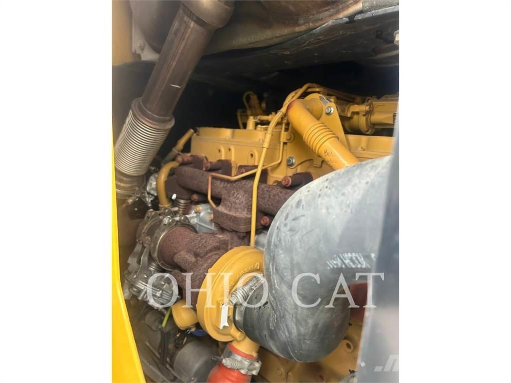 CAT 938M لوادر بعجل