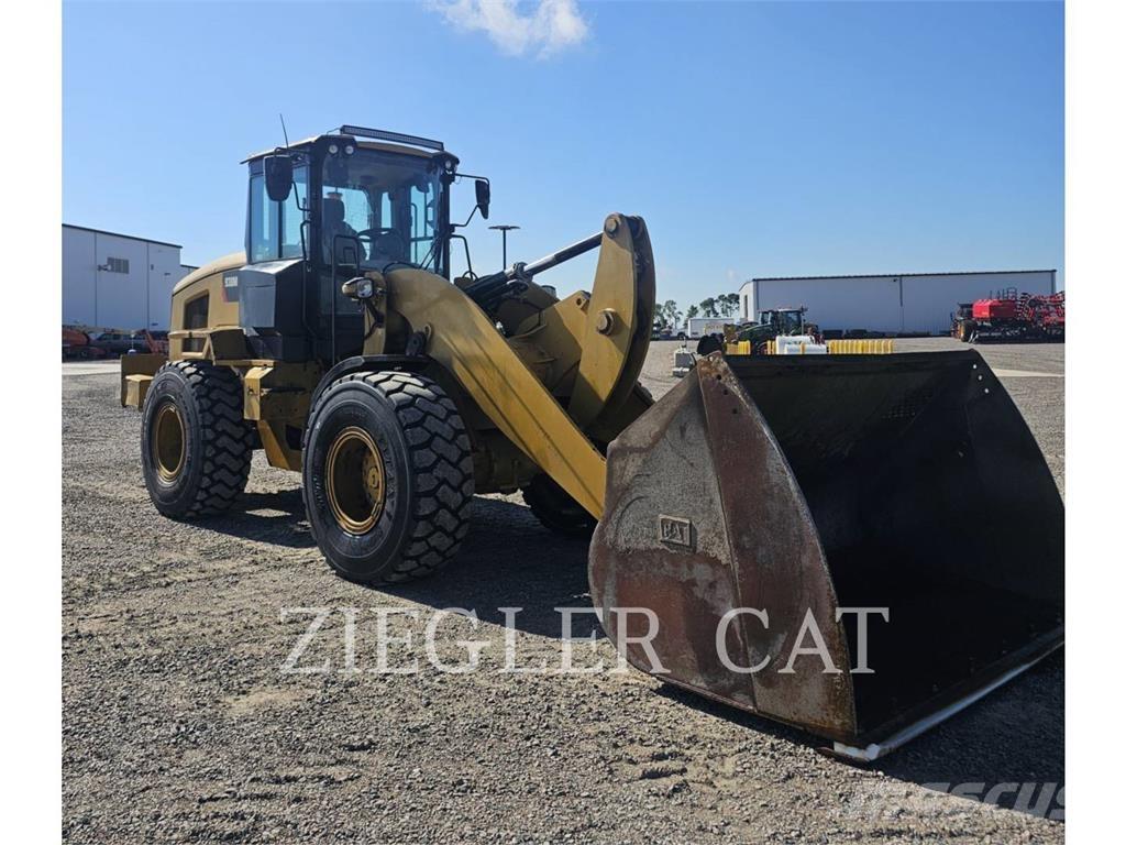 CAT 938M لوادر بعجل
