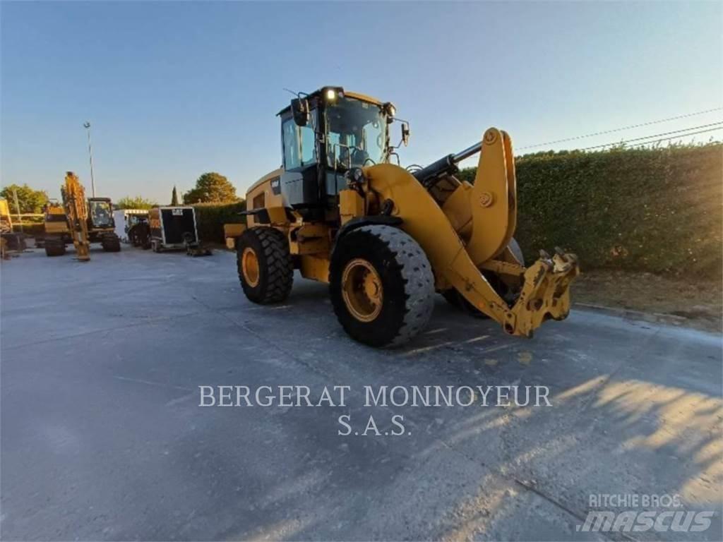 CAT 938M لوادر بعجل