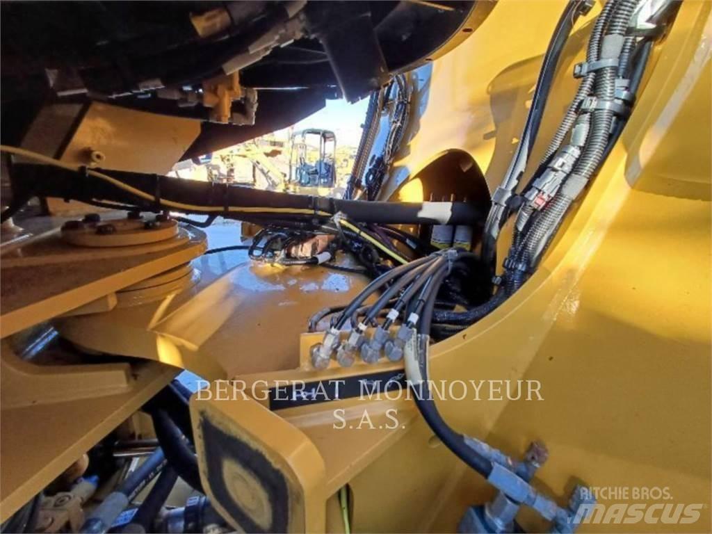 CAT 938M لوادر بعجل