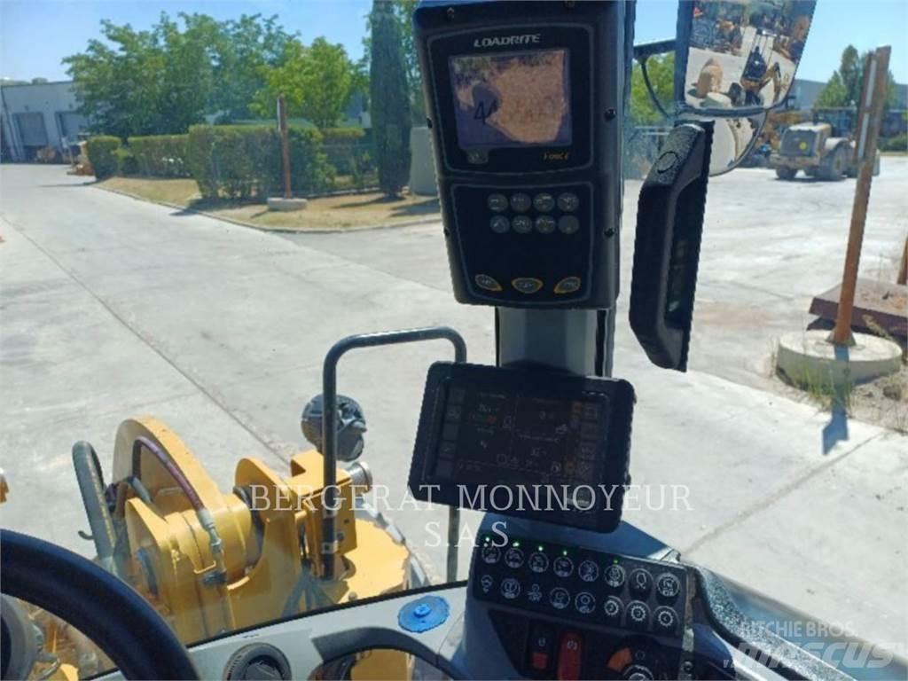 CAT 938M لوادر بعجل