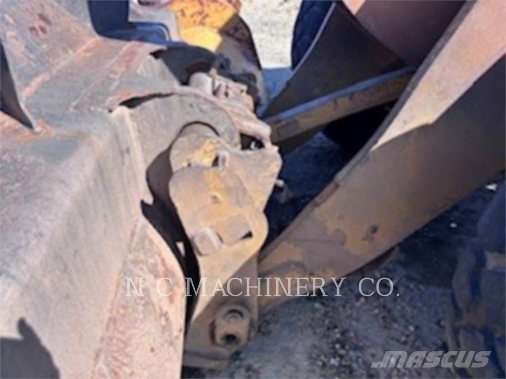 CAT 938M لوادر بعجل
