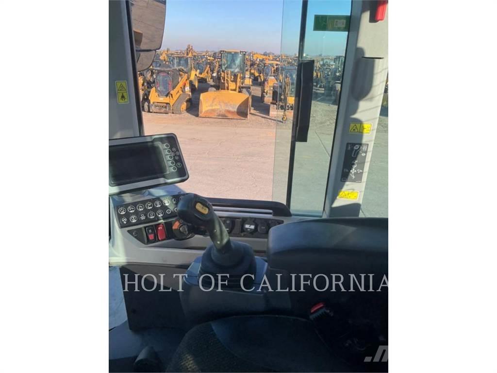 CAT 938M لوادر بعجل