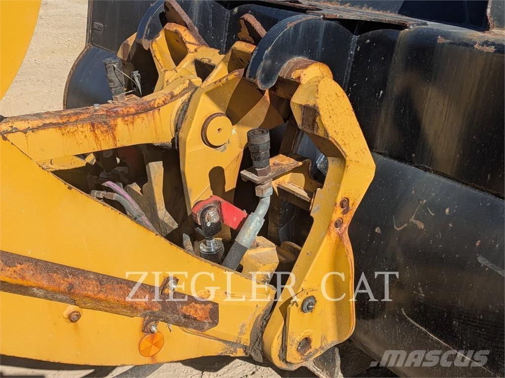 CAT 938M لوادر بعجل