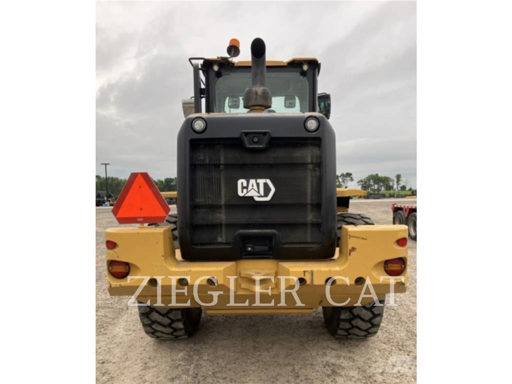 CAT 938M لوادر بعجل