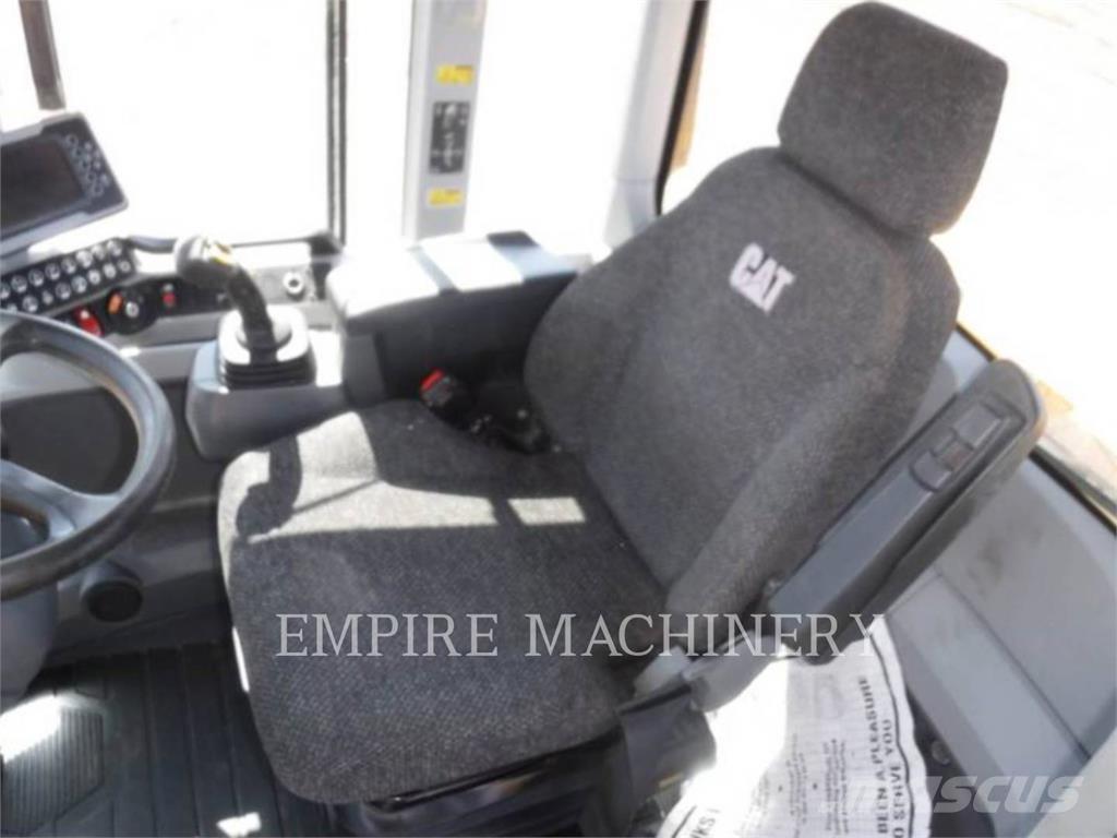 CAT 938M لوادر بعجل