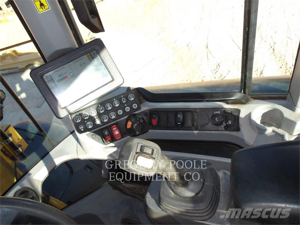 CAT 938M لوادر بعجل