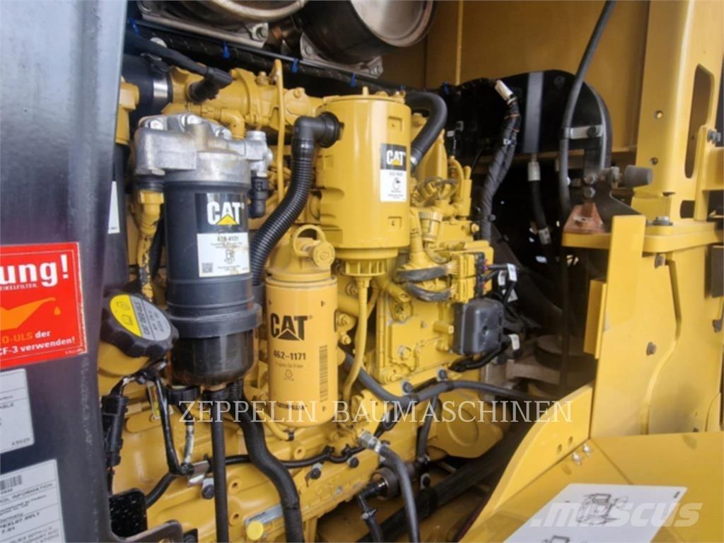 CAT 938M لوادر بعجل