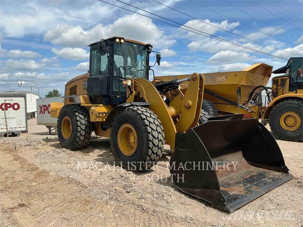 CAT 938M لوادر بعجل