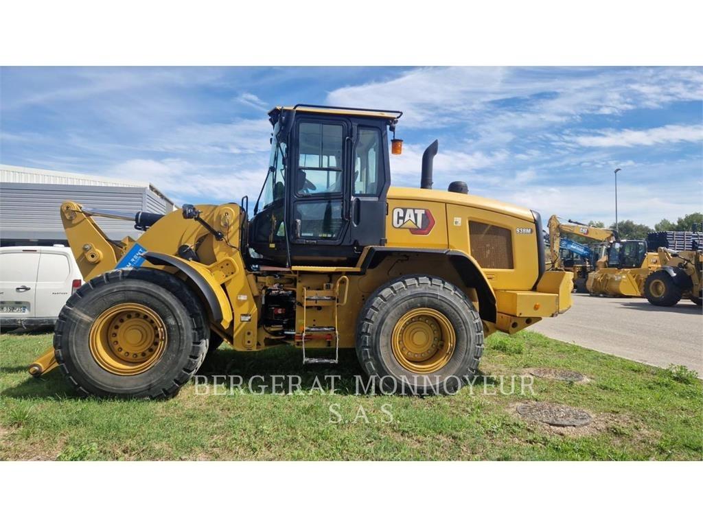 CAT 938M لوادر بعجل