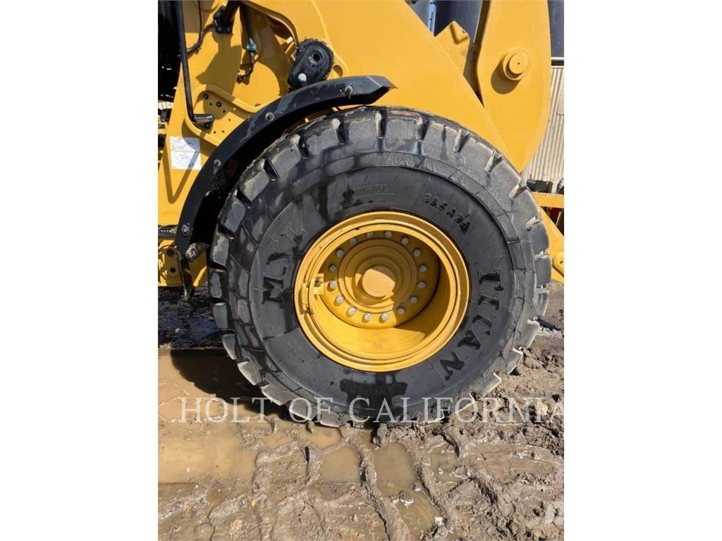 CAT 938M لوادر بعجل