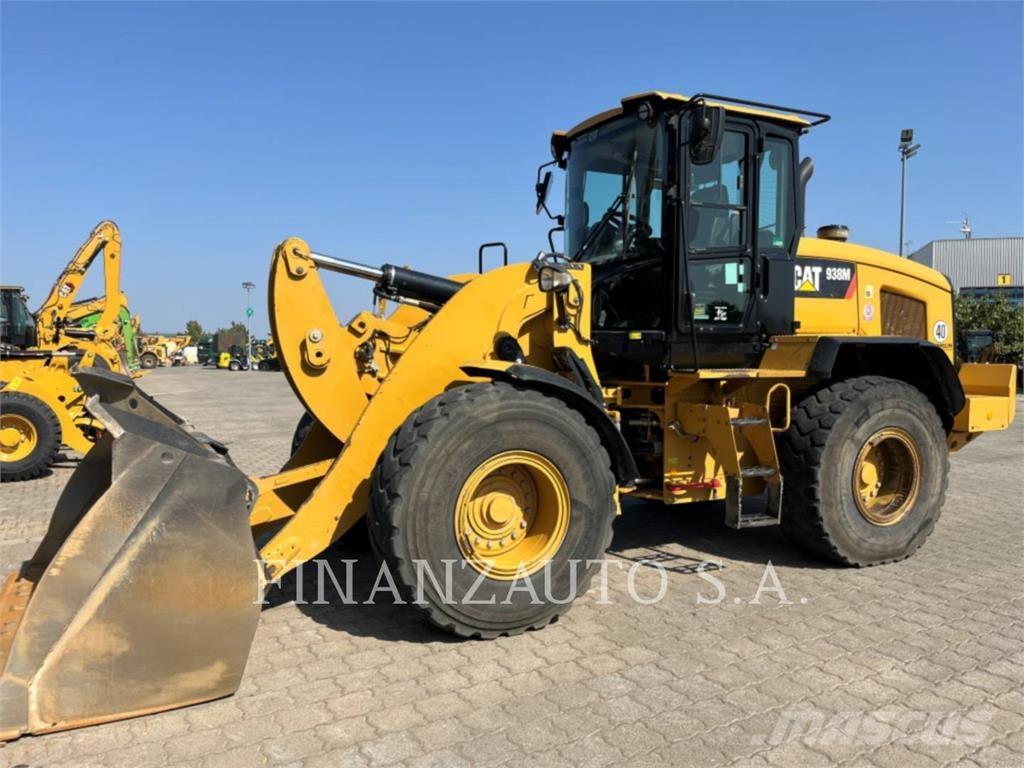 CAT 938M لوادر بعجل