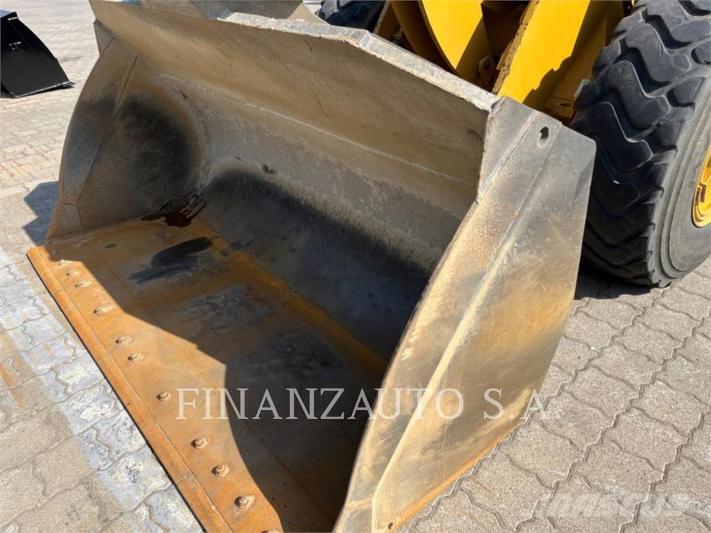 CAT 938M لوادر بعجل