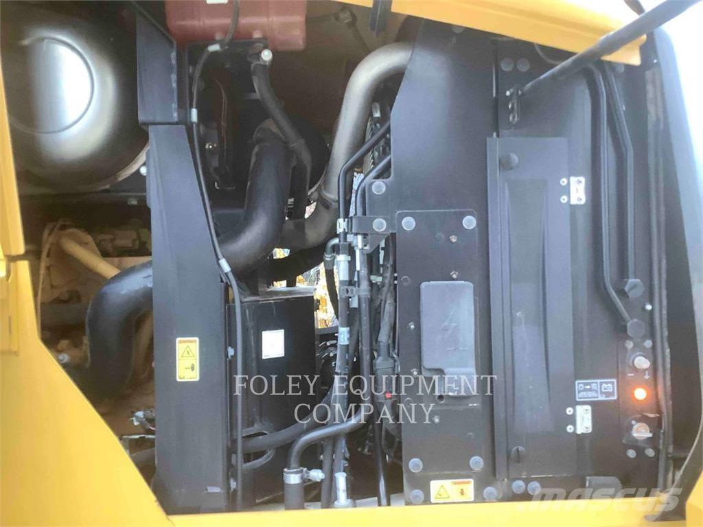 CAT 938M لوادر بعجل