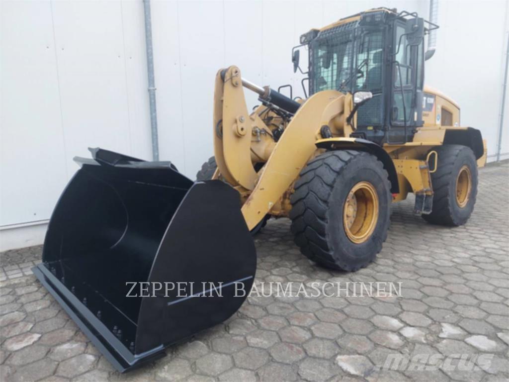 CAT 938M لوادر بعجل