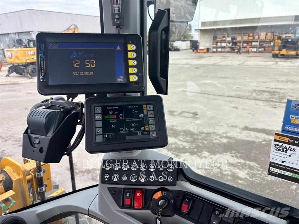 CAT 938M لوادر بعجل