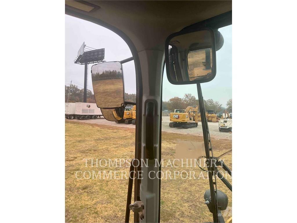 CAT 938M لوادر بعجل