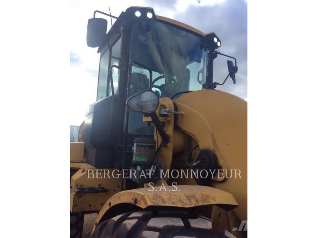 CAT 938M لوادر بعجل