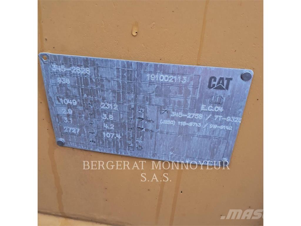 CAT 938M لوادر بعجل