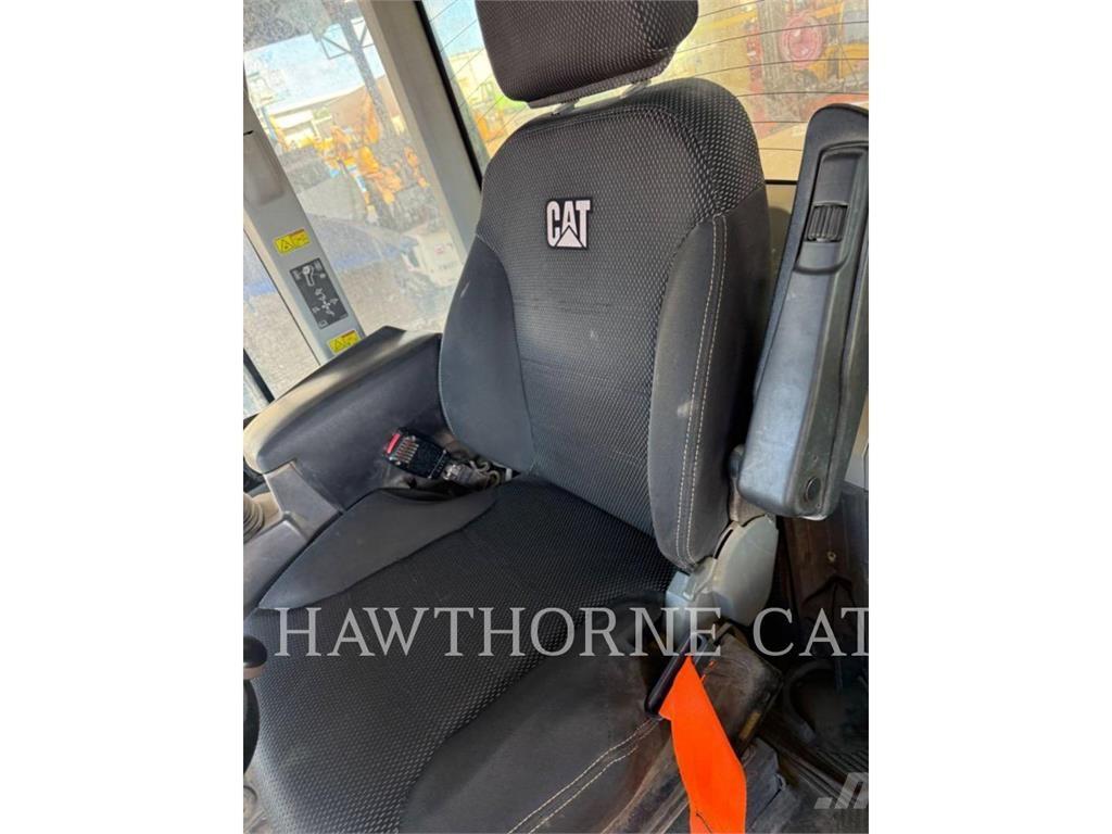 CAT 938M لوادر بعجل