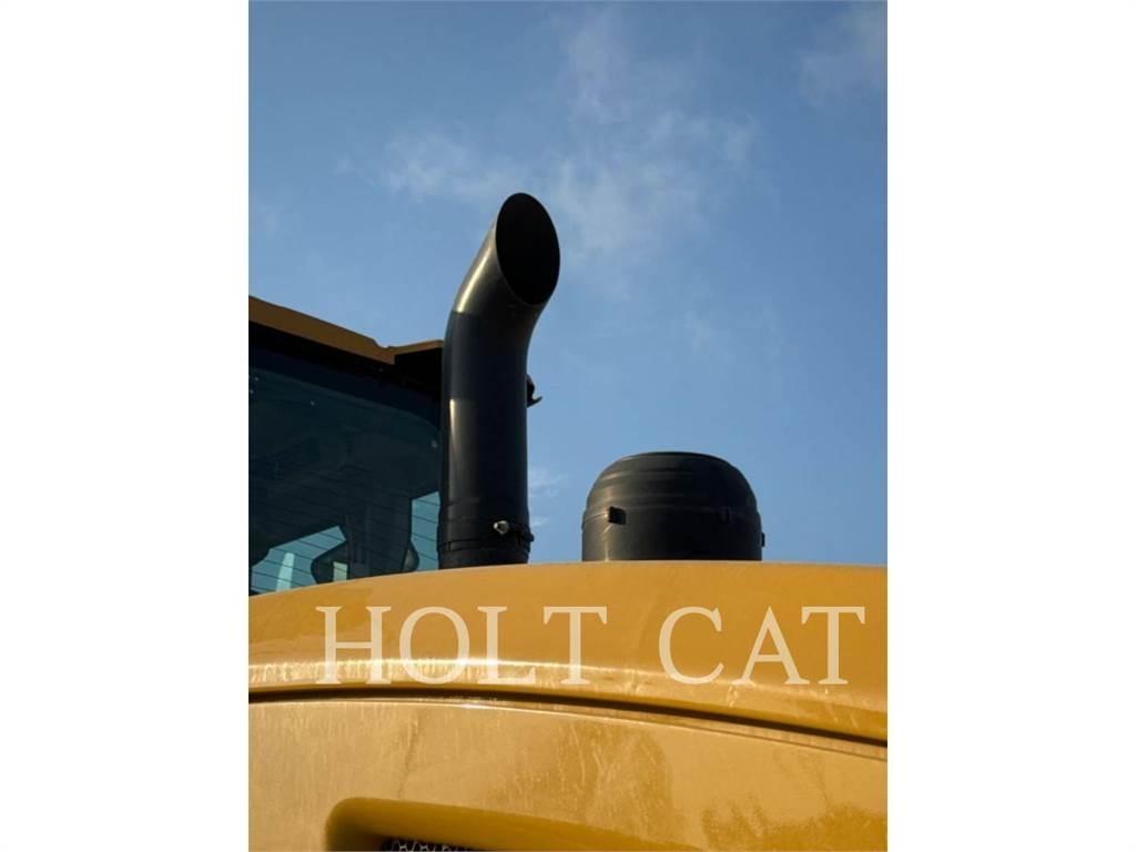 CAT 938M QC لوادر بعجل