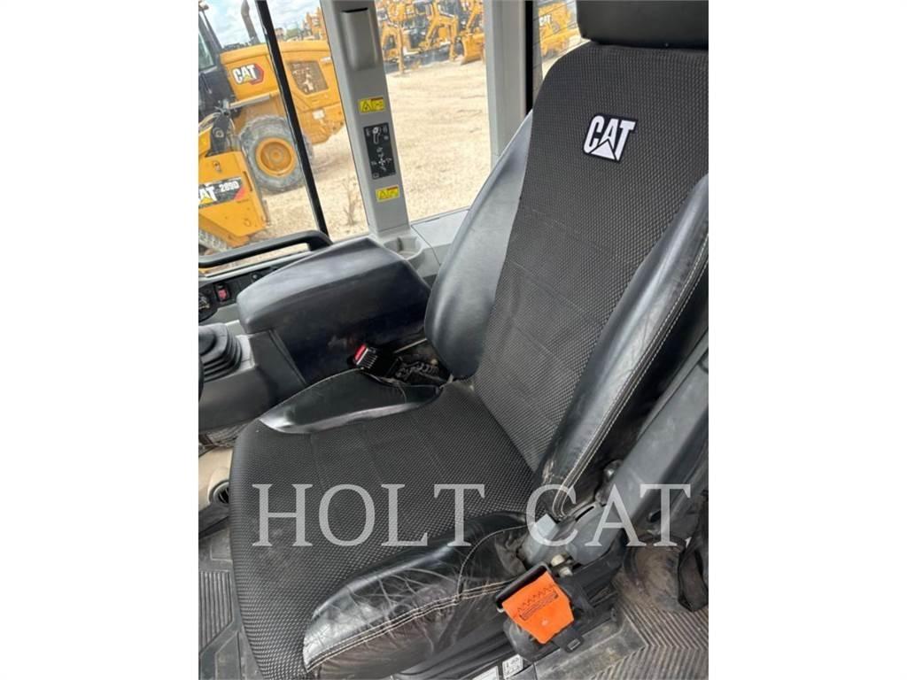 CAT 938M QC لوادر بعجل