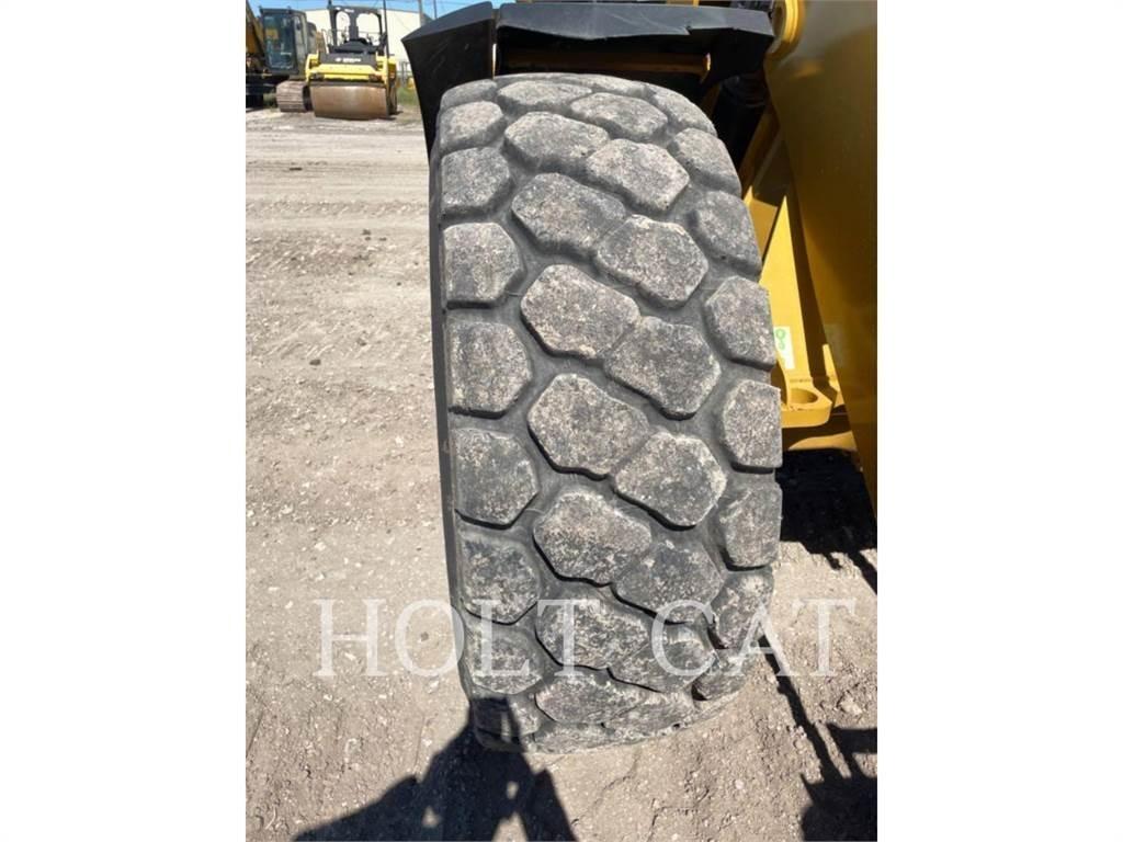 CAT 938M QC لوادر بعجل