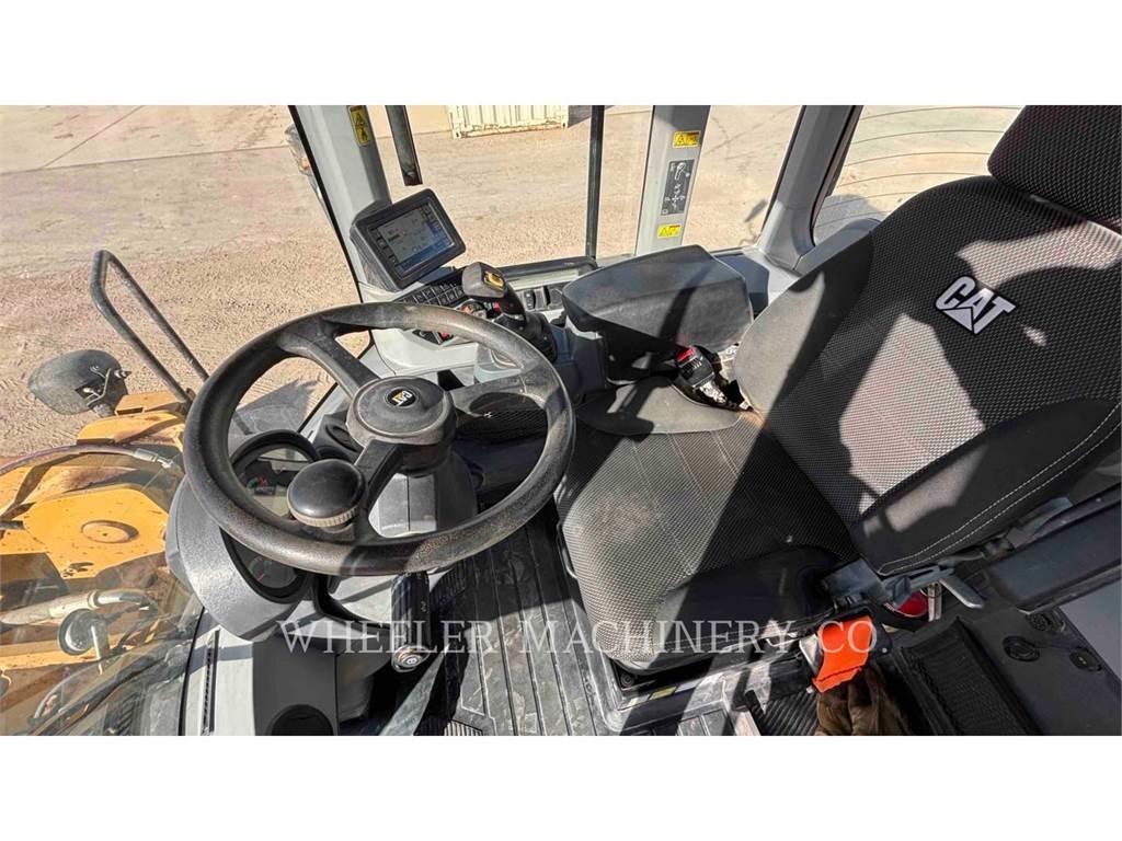CAT 938M QC لوادر بعجل
