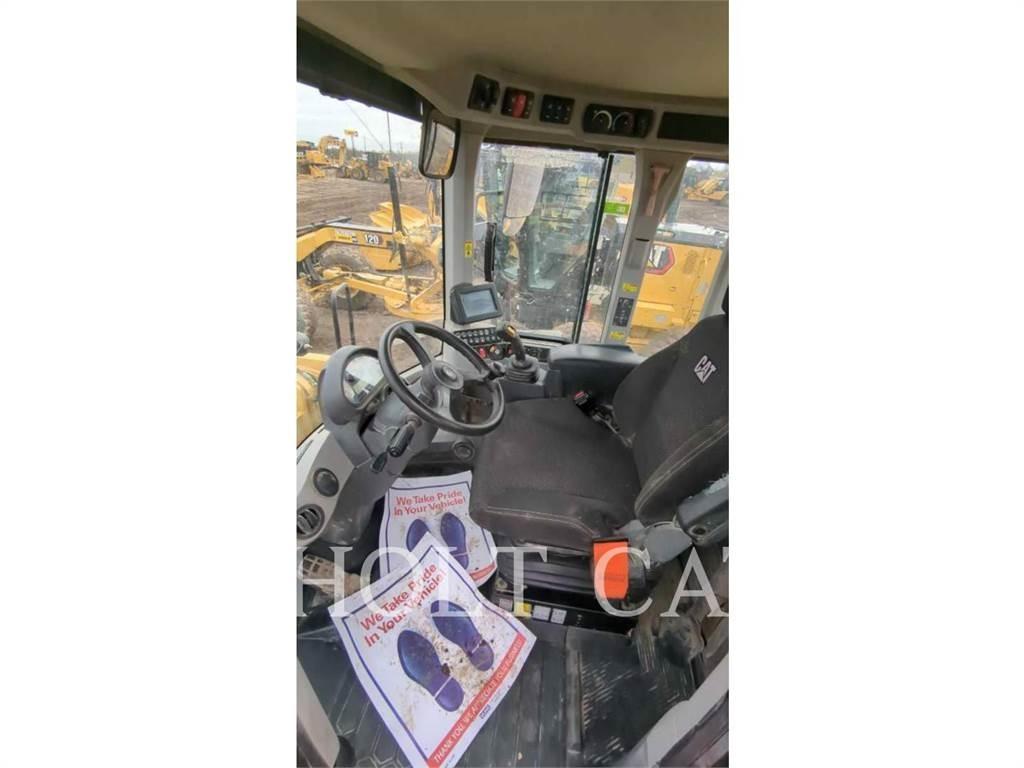 CAT 938M QC لوادر بعجل