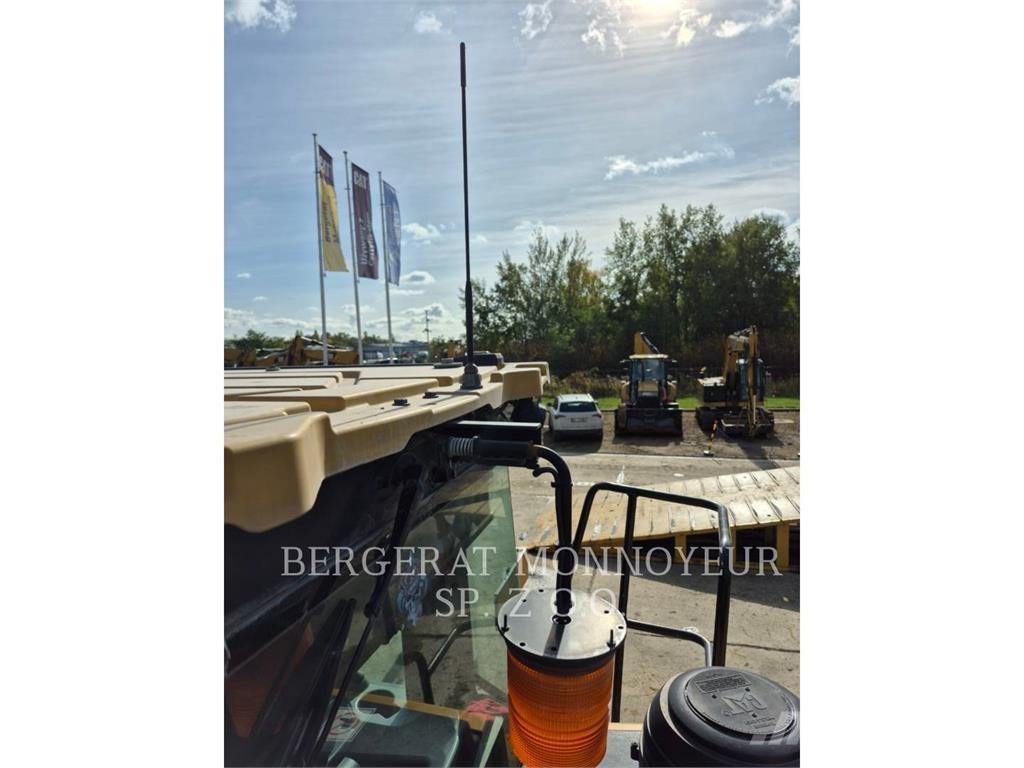 CAT 950 لوادر بعجل