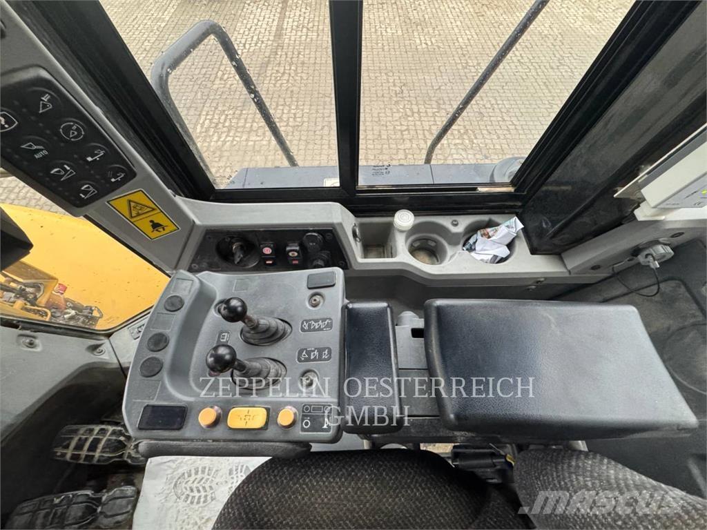 CAT 950K لوادر بعجل