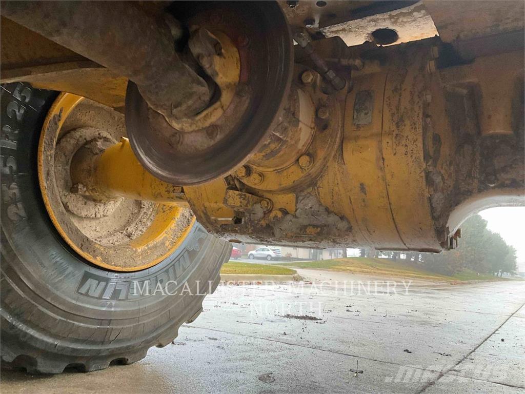 CAT 950M لوادر بعجل