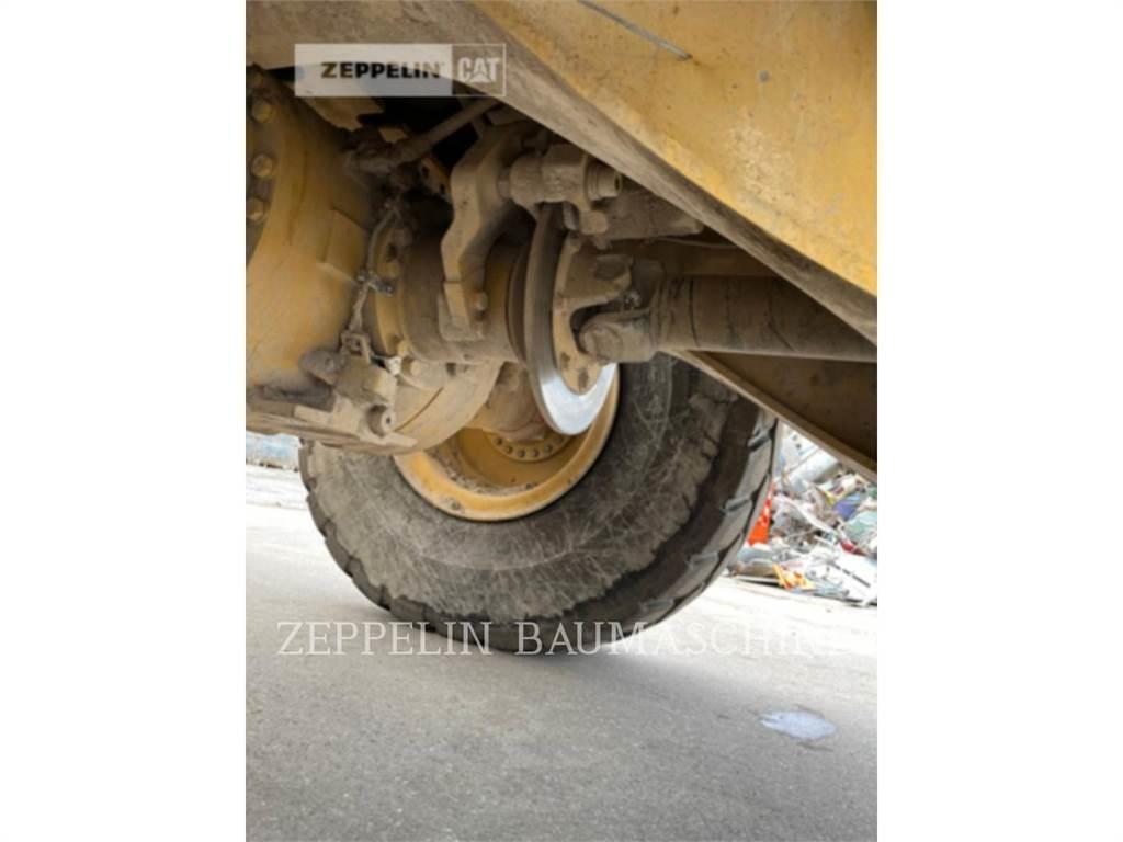 CAT 950M لوادر بعجل