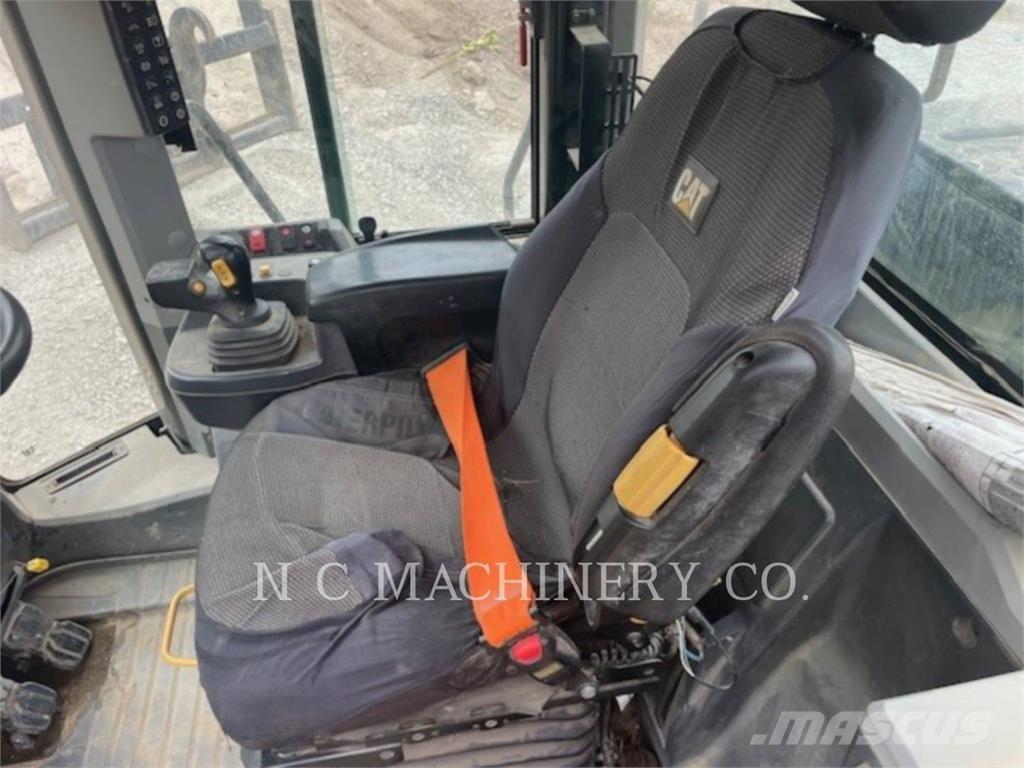 CAT 950M لوادر بعجل