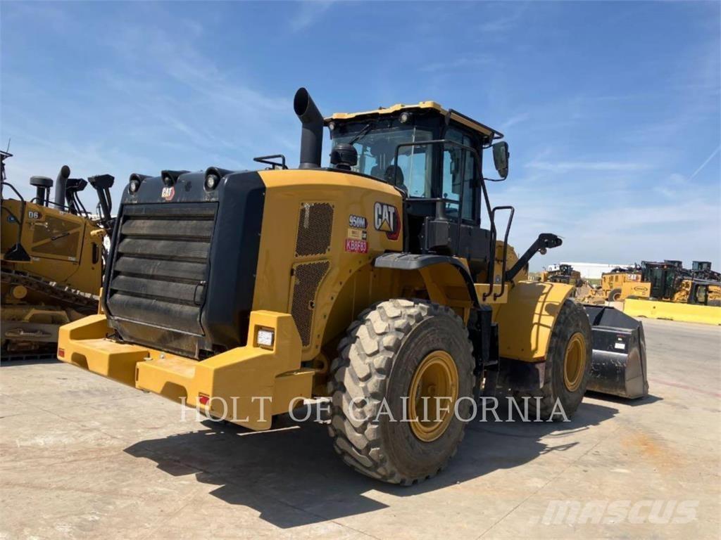 CAT 950M لوادر بعجل