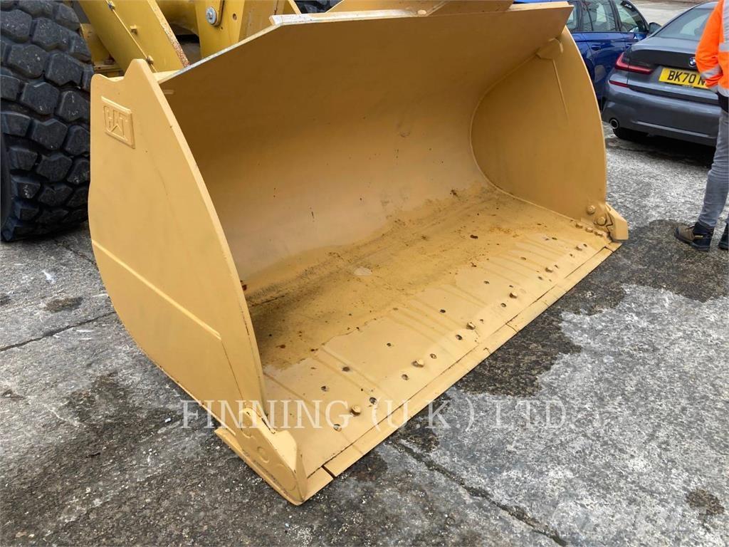 CAT 950M لوادر بعجل