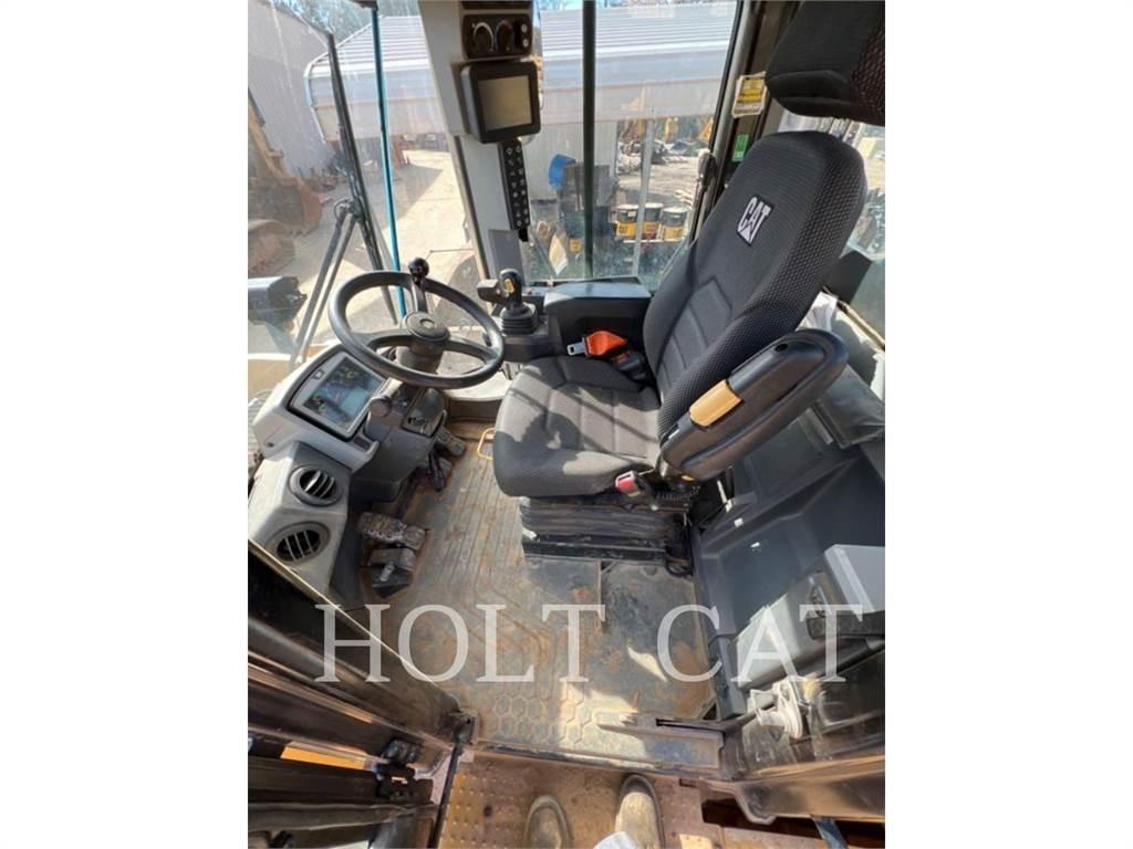 CAT 950M QC لوادر بعجل