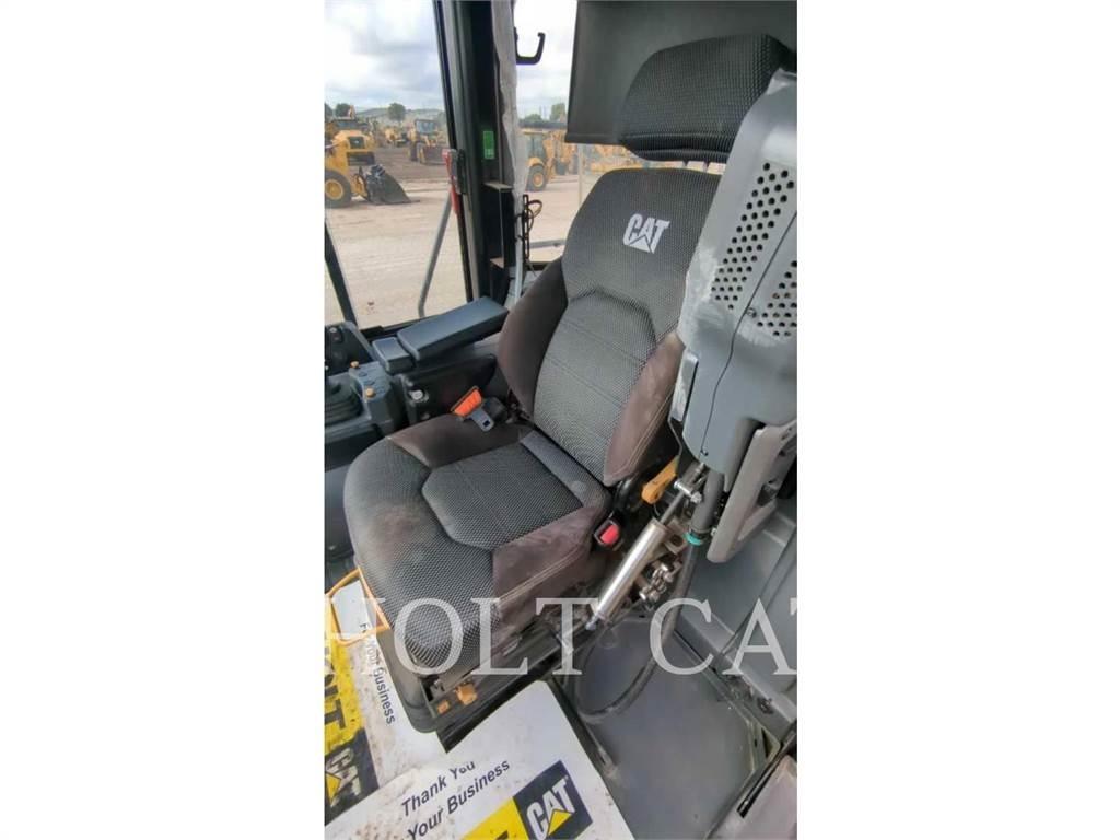 CAT 950M QC لوادر بعجل